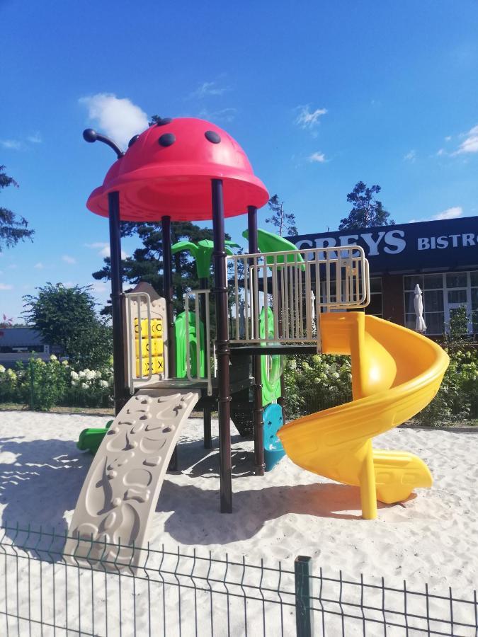 Hotel Greys Polonia Засутово Екстер'єр фото