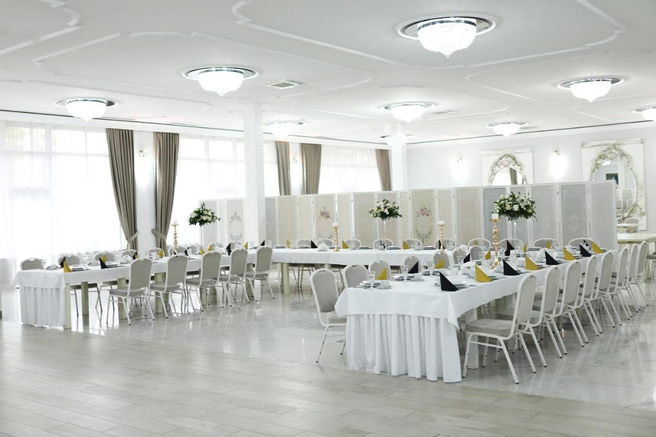 Hotel Greys Polonia Засутово Екстер'єр фото