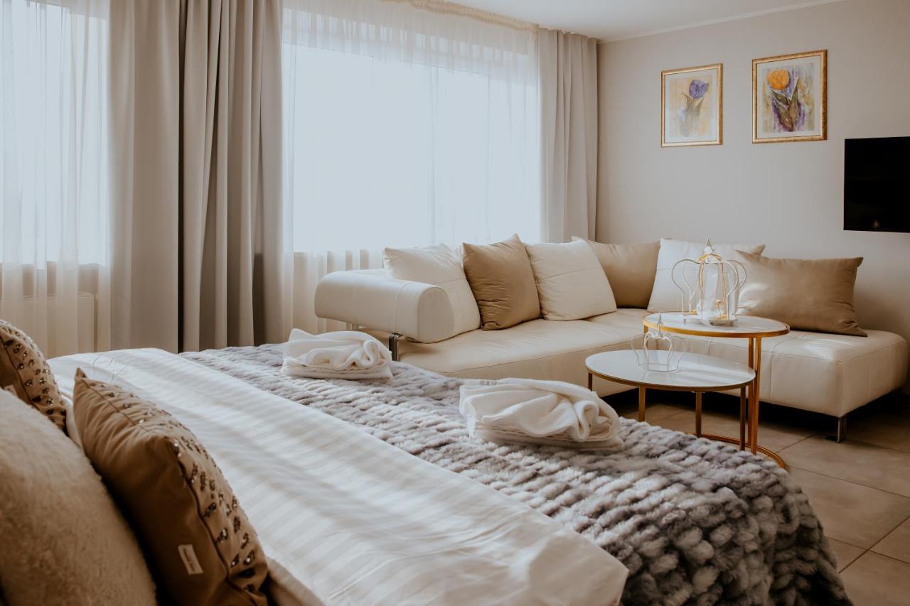 Hotel Greys Polonia Засутово Екстер'єр фото