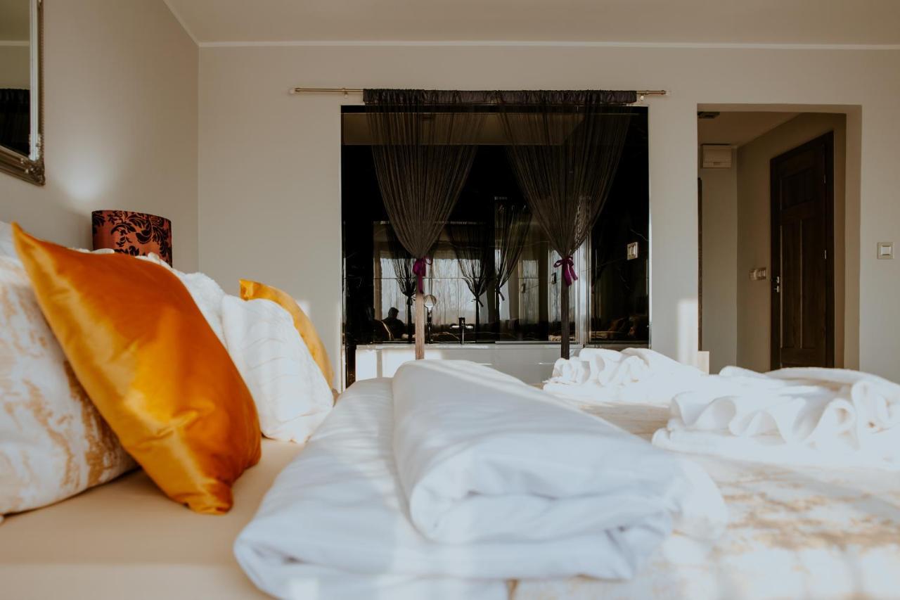 Hotel Greys Polonia Засутово Екстер'єр фото