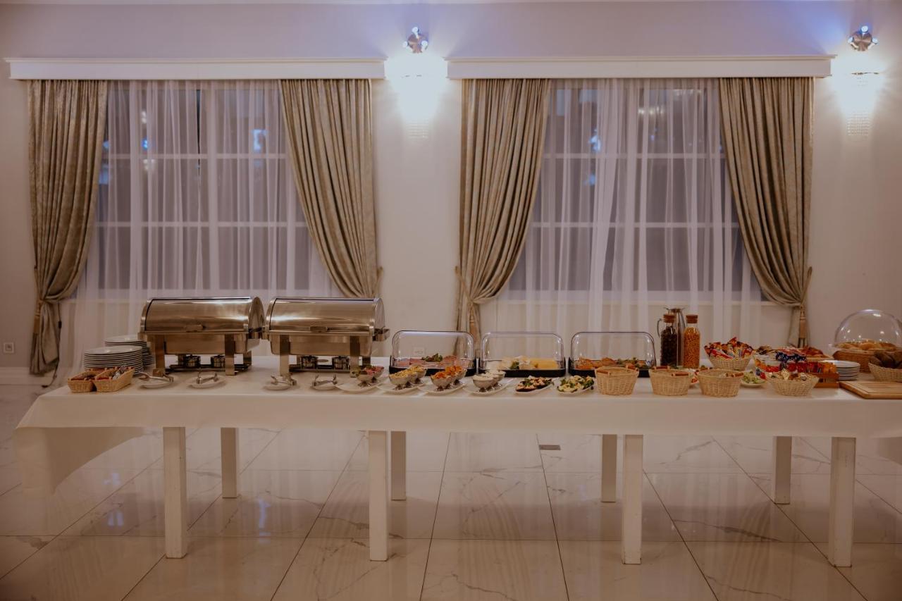 Hotel Greys Polonia Засутово Екстер'єр фото