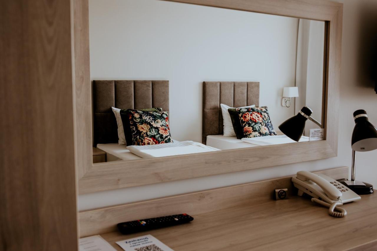Hotel Greys Polonia Засутово Екстер'єр фото