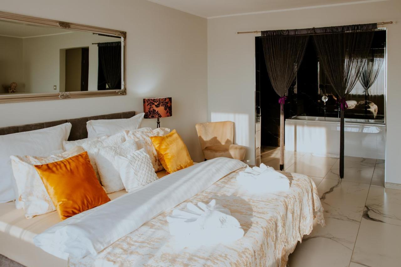 Hotel Greys Polonia Засутово Екстер'єр фото