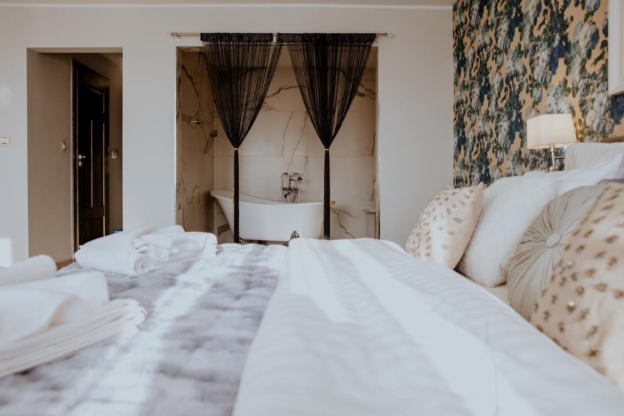 Hotel Greys Polonia Засутово Екстер'єр фото