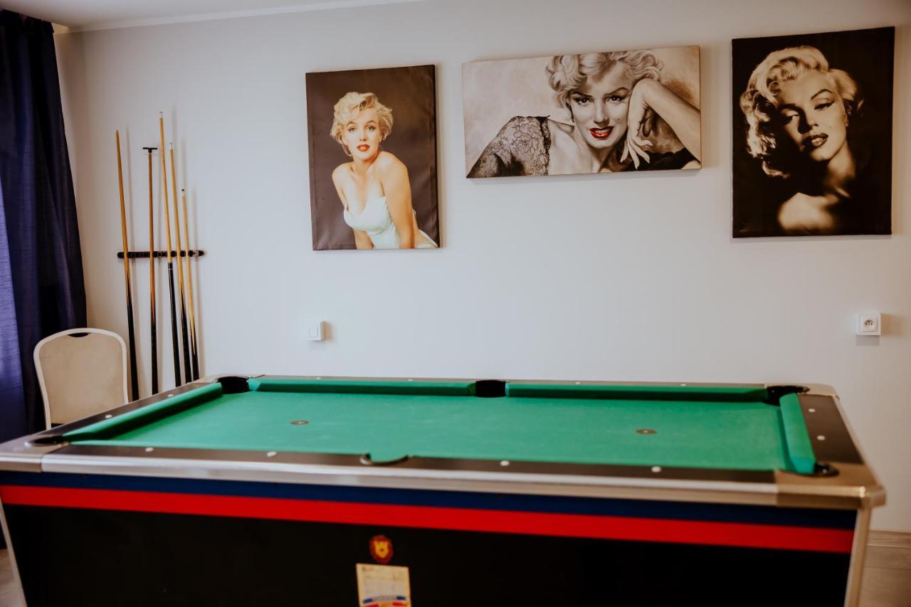 Hotel Greys Polonia Засутово Екстер'єр фото