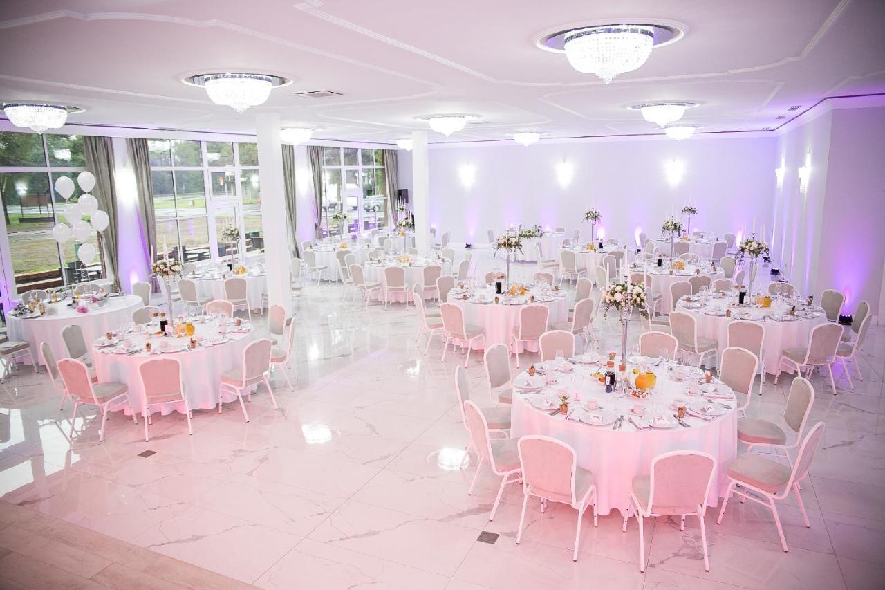 Hotel Greys Polonia Засутово Екстер'єр фото