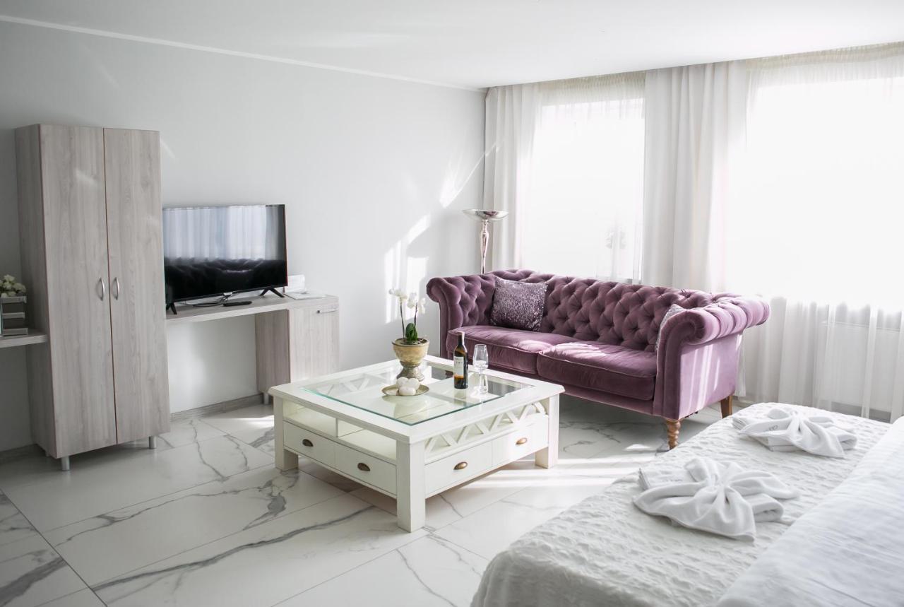 Hotel Greys Polonia Засутово Екстер'єр фото